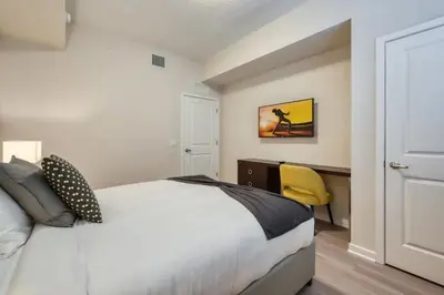 a bedroom with a white bed and a yellow chair at Conforto e Estilo | 3Q Piscina & Resort in Orlando