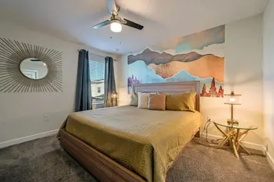 a bedroom with a bed with a painting on the wall at Casa9 quartos p/ família+Temas c/ piscina in Kissimmee