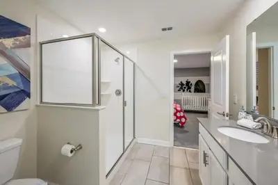 a bathroom with a shower and a sink at Casa9 quartos p/ família+Temas c/ piscina in Kissimmee