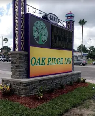a oak ridge inn sign on the side of a street at Oak Ridge Inn in Kissimmee