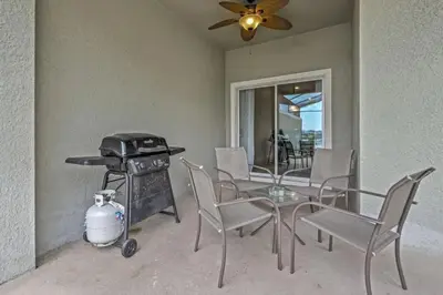 a dining room with a table and a grill at Casa 4 Quartos c/ Piscina – 10 Min da Disney in Kissimmee