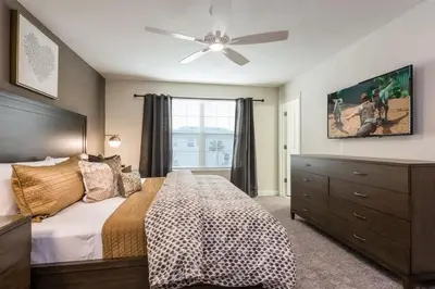 a bedroom with a bed and a ceiling fan at Refúgio de Luxo 6 quartos c/ piscina aquecida in Kissimmee