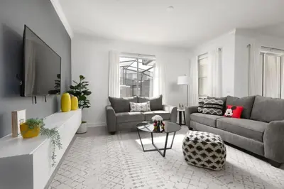 a living room with a couch and a table at Resort completo a minutos da Disney e outlets in Kissimmee
