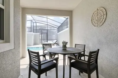 a dining room with a table and chairs at Resort completo a minutos da Disney e outlets in Kissimmee