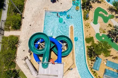 an overhead view of a pool with a water slide at Resort completo a minutos da Disney e outlets in Kissimmee