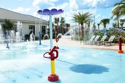 a pool with a water fountain with a pair of scissors at Resort completo a minutos da Disney e outlets in Kissimmee