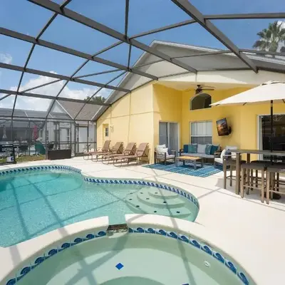 Casa térrea c/ piscina e 2 suítes