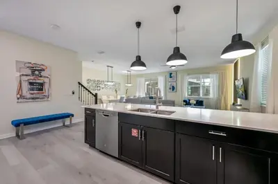 a kitchen with a sink and a counter top at villa 9 quartos com temas, pertinho da Disney! in Kissimmee