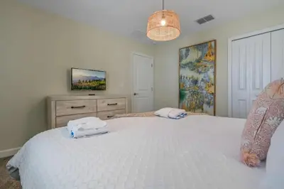a bedroom with two beds with towels on them at villa 9 quartos com temas, pertinho da Disney! in Kissimmee