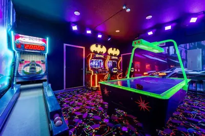 a gaming room with two arcade machines and a video game at Epic Disney Themehouse in Windsor (ADA option) in Orlando