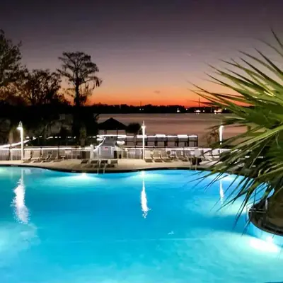 Stunning waterfront Views 1 mile to Disney 2 bath