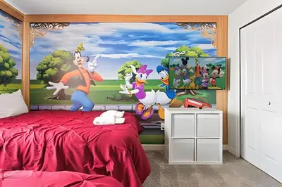 a bedroom with a disney cartoon wallpaper at Magia 4Q c/ Piscina e Quartos Temáticos Disney in Kissimmee