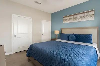 a blue bedroom with a bed with a blue blanket at Magia 4Q c/ Piscina e Quartos Temáticos Disney in Kissimmee