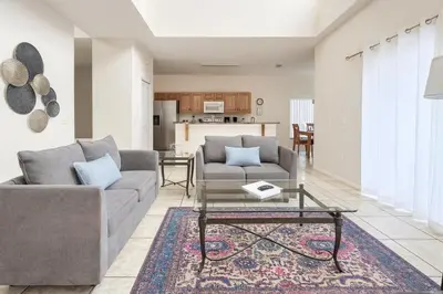 a living room with two couches and a coffee table at Casa 5 Quartos Vista Lago – Perto da Disney! in Kissimmee