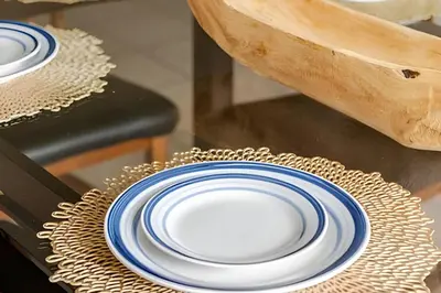 two blue and white plates sitting on a table at Excelente Refúgio em Indian Wells c/ Piscina Priv! in Kissimmee