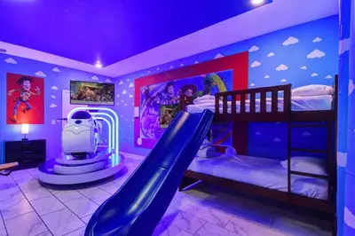 a room with two bunk beds and a slide at Mansão 9 Quartos com Cinema, Piscina e SPA in Kissimmee