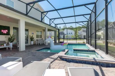 a swimming pool with a swan in a house at Mansão 9 Quartos com Cinema, Piscina e SPA in Kissimmee