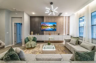 a living room with a couch and a tv at 6Q Cinema, Game Room e Spa Privado - 18 hóspedes in Orlando