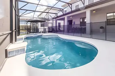 an indoor swimming pool in a building with glass ceilings at 6Q Cinema, Game Room e Spa Privado - 18 hóspedes in Orlando