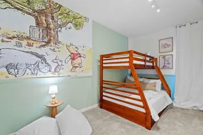 a bedroom with a bunk bed and a mural at Casa Luxo 5 Suítes | Perto da Epic Universe in Orlando