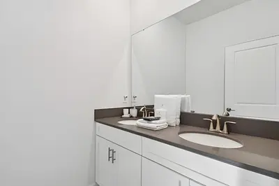 a bathroom with a sink and a large mirror at Casa Disney | Piscina Privativa no Storey Lake in Kissimmee