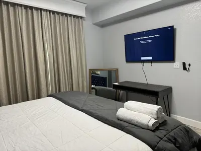 a bedroom with a bed and a flat screen tv at Resort Lake Buena Vista - 2 Quartos in Orlando