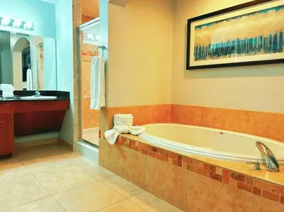 a large bathroom with a tub and a sink at Resort Lake Buena Vista - 2 Quartos in Orlando