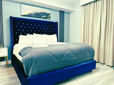 a blue bed with a blue headboard in a bedroom at Resort Lake Buena Vista - 2 Quartos in Orlando