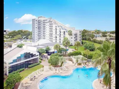 an aerial view of a resort with a swimming pool at Apartamento Aconchegante no Enclave Suites in Orlando