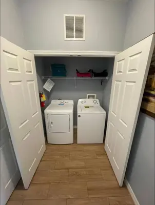 a small laundry room with a washer and dryer at Casa Bella Vida Resort Kissimmee in Kissimmee