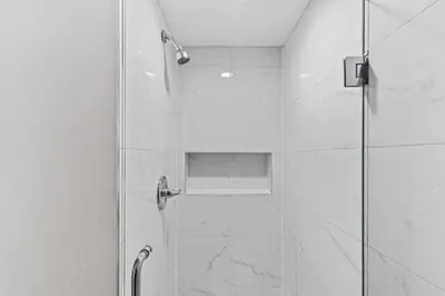 a bathroom with a shower with a glass door at Apartamento Moderno 2 Quartos The Enclave in Orlando