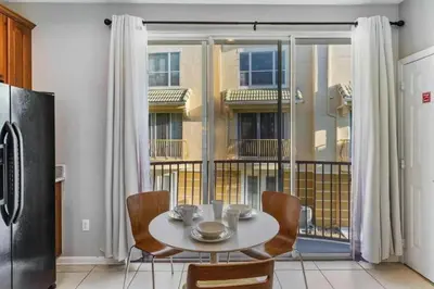 a table and chairs in a kitchen with a window at Elegante Casa 3 Quartos no Vista Cay in Orlando