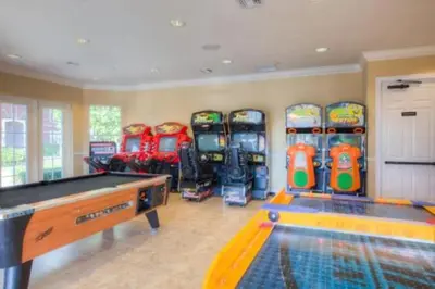 a room with a pool table and many arcade machines at Moderno 3 Quartos no Vista Cay Resort in Orlando