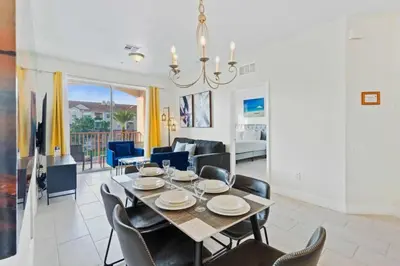 a dining room and living room with a table and chairs at Moderno 3 Quartos no Vista Cay Resort in Orlando