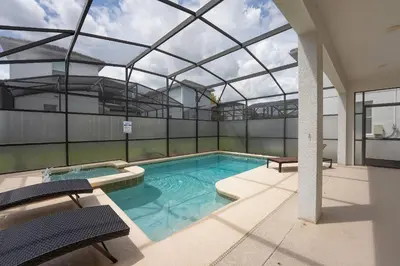 an indoor swimming pool with a glass ceiling at Vila 6 Quartos Storey Lake com Piscina & Spa in Kissimmee