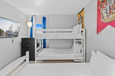 a small room with two bunk beds and a bed at Apartamento Moderno 2 Quartos no Enclave in Orlando
