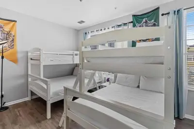 a bedroom with two bunk beds and a window at Townhouse 3 suítes no Vista Cay Resort in Orlando