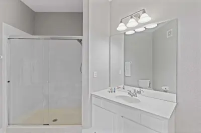 a white bathroom with a sink and a mirror at Moderno apê 3 quartos no Vista Cay – Perto Disney in Orlando