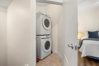 a laundry room with a washer and dryer at Townhome 4Q/3B perto da Disney -Lucaya Village in Kissimmee