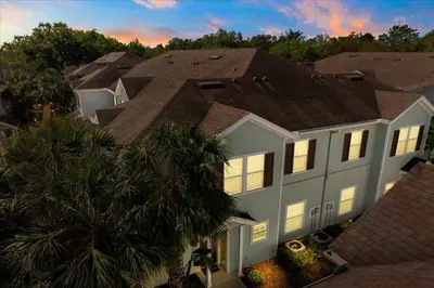 an aerial view of a house with a palm tree at Townhome 4Q/3B perto da Disney -Lucaya Village in Kissimmee