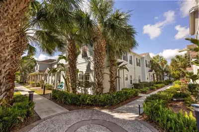 a row of palm trees in front of houses at Townhome 4Q/3B perto da Disney -Lucaya Village in Kissimmee