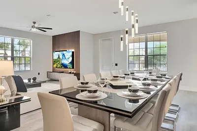 a dining room with a table and chairs at Luxo no Vista Cay | 4 quartos perto da Universal in Orlando