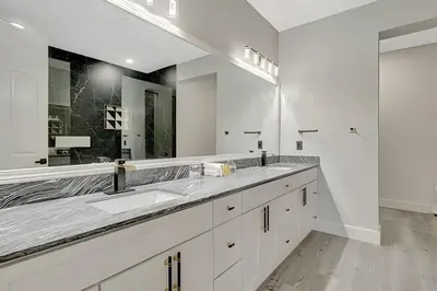 a white bathroom with two sinks and a large mirror at Luxo no Vista Cay | 4 quartos perto da Universal in Orlando