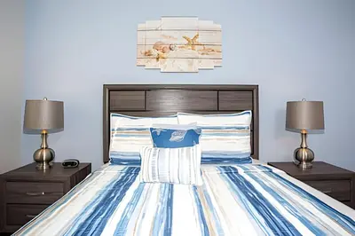 a bedroom with a bed with two night stands and two lamps at Casa 4 Quartos c/ Piscina Privativa - Disney in Kissimmee