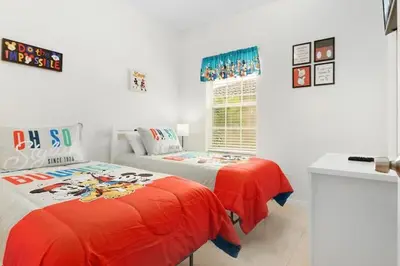 a bedroom with two beds and a window at OAKWATER KISSIMMEE 3 BEDS in Orlando