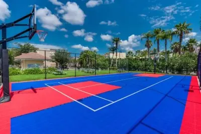 a basketball court with a basketball hoop at Amplo apê 4 quartos no Vista Cay Resort in Orlando