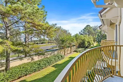 a balcony of a house with benches and trees at Moderno Triplex 3 Quartos no Vista Cay in Orlando