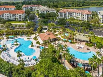 an aerial view of a resort with two pools at Moderno Triplex 3 Quartos no Vista Cay in Orlando