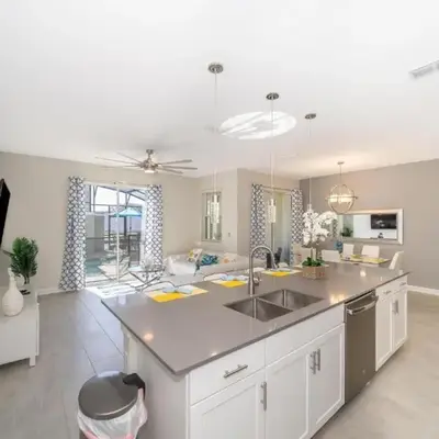 Stunning Retreat Townhouse 4 Beds and 10 Mins to Disney With Pool