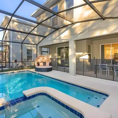 Luxo com 6 Quartos e Piscina! – Storey Lake